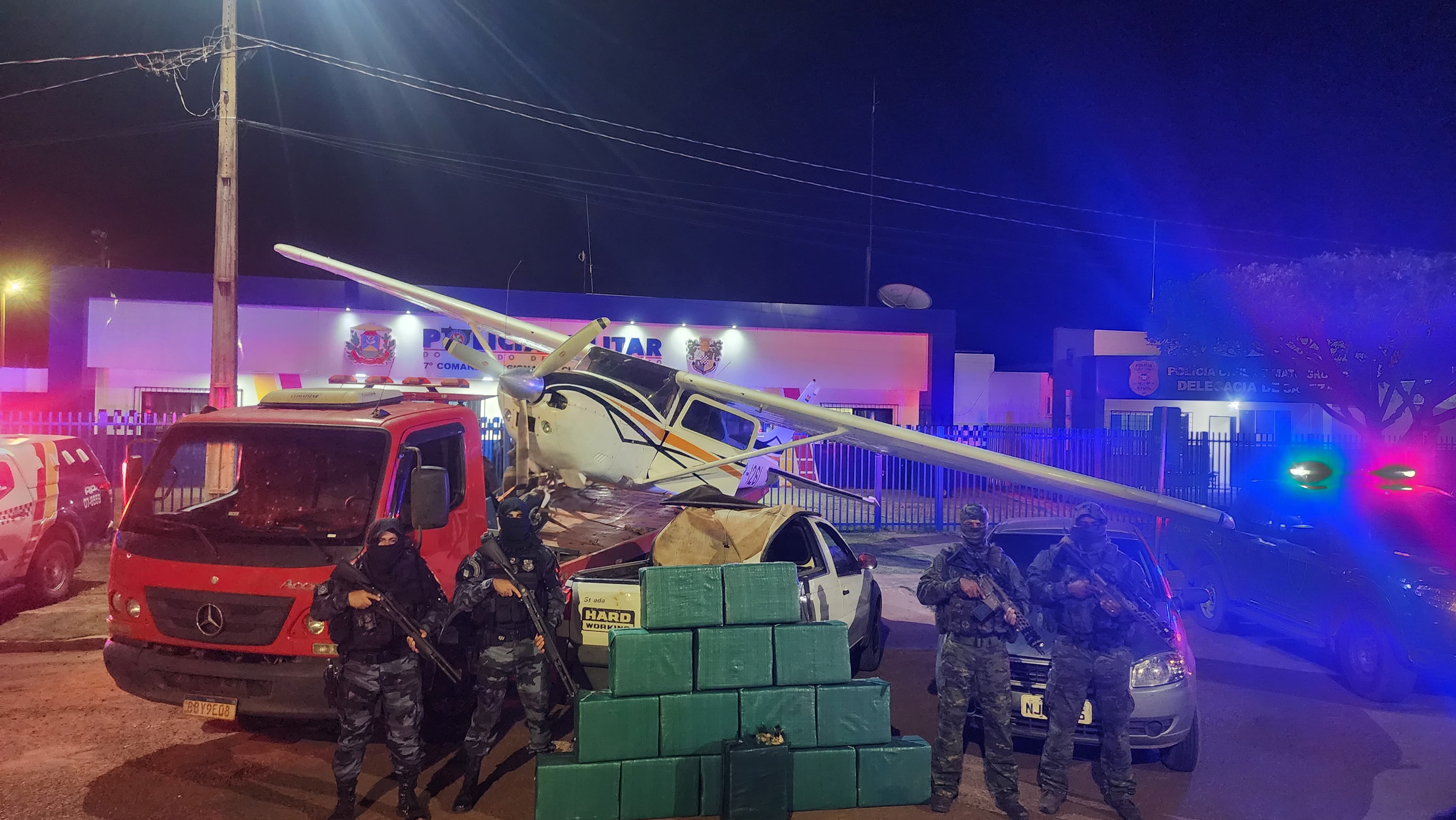 PM flagra criminosos colocando drogas em aeronave e apreende 460 quilos de cocaína